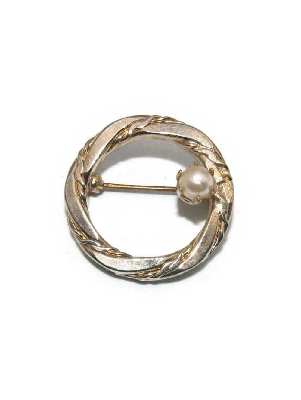 Small Vintage Gold Tone and Faux Pearl Wreath Brooch.